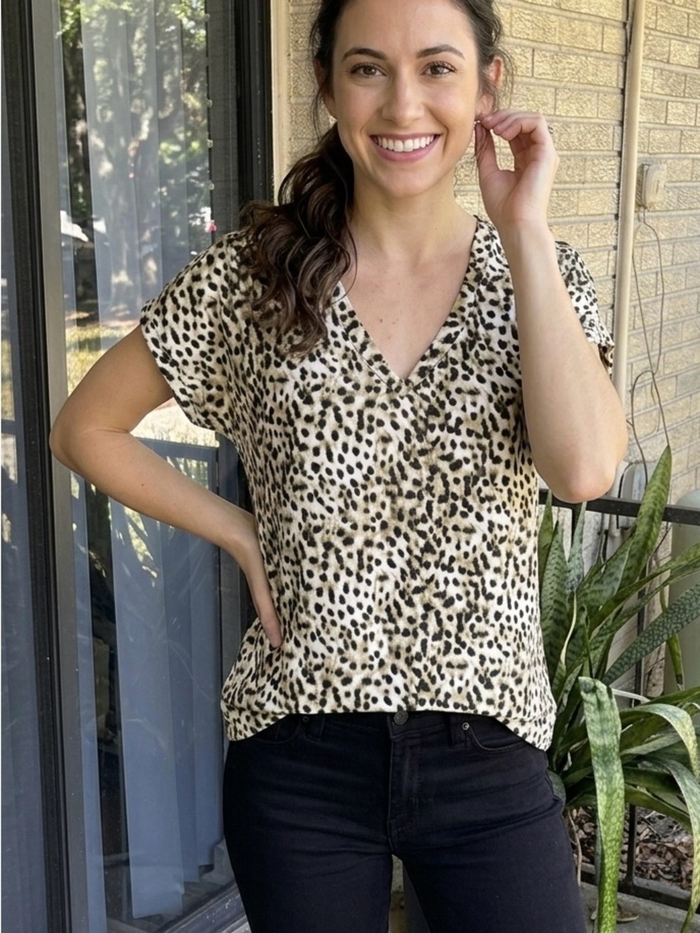 Tommy Bahama Leopard Print V-Neck Top XS Tencel Cotton Blend Cuffed Sleeve